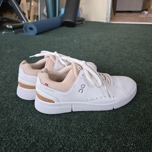 On Cloud Roger Advantage Cream and White Sneakers
